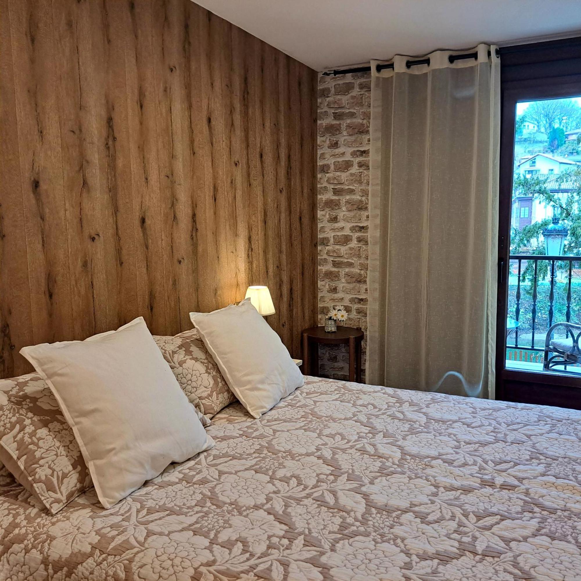 Apartamento Con Terraza Al Puente Romano กังกัส เด โอนิส ภายนอก รูปภาพ